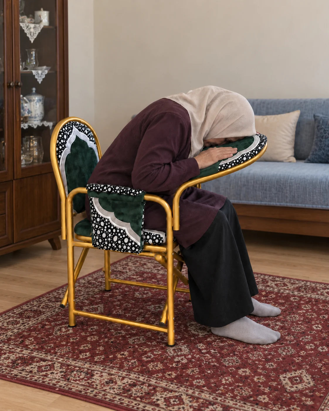 Ön secde minderini kullanan kadının ev ortamında temsili görünümü